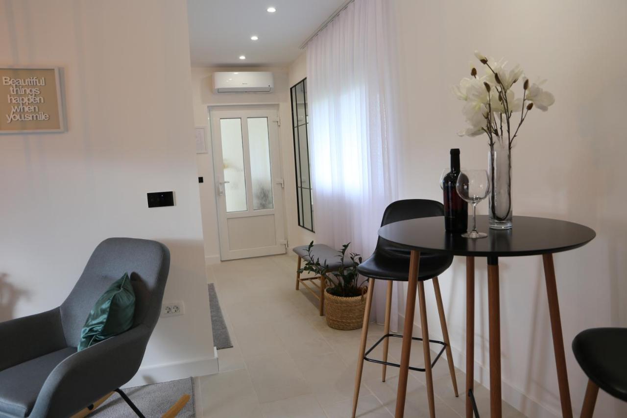 Flora Studio Apartments Korenica Eksteriør billede