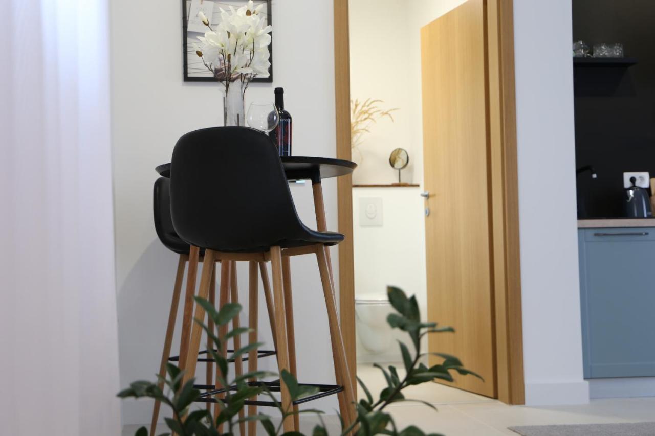 Flora Studio Apartments Korenica Eksteriør billede