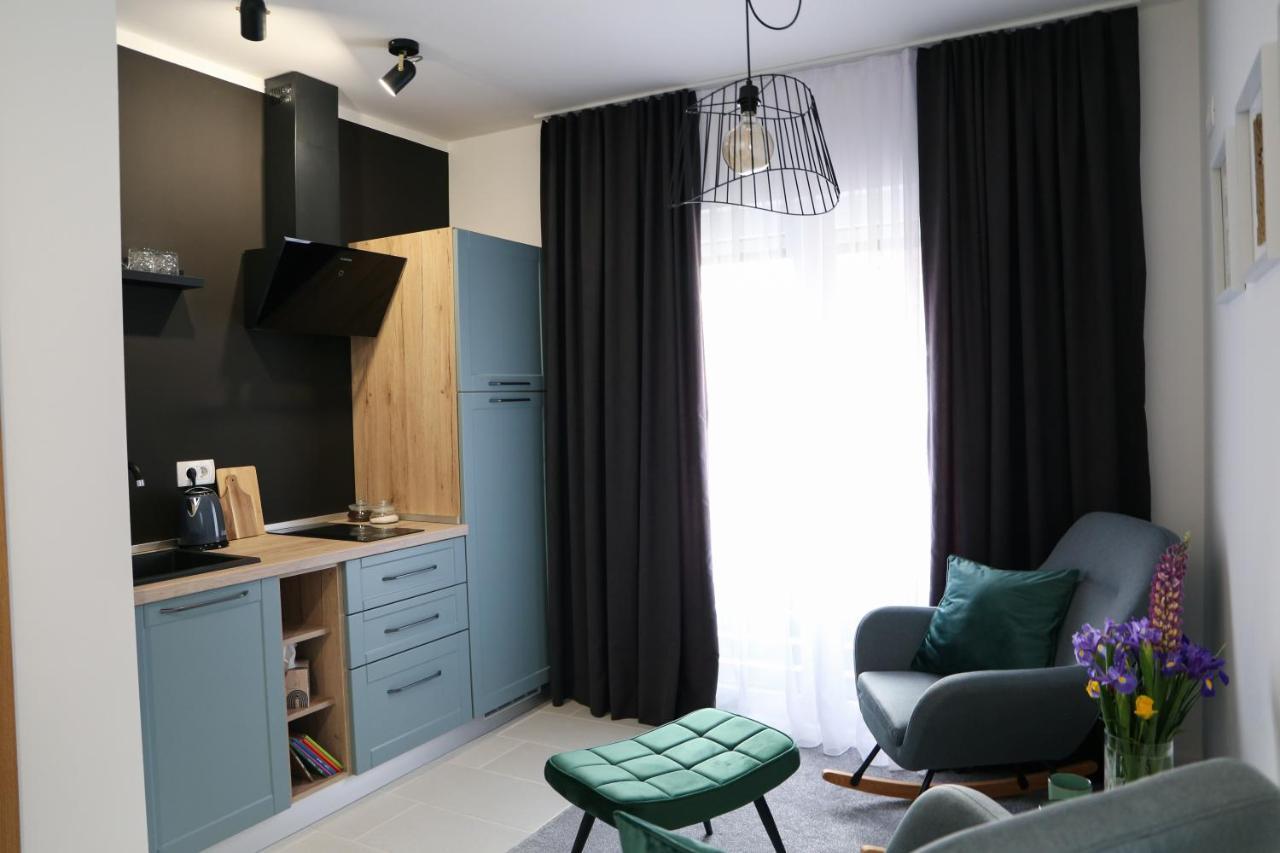 Flora Studio Apartments Korenica Eksteriør billede